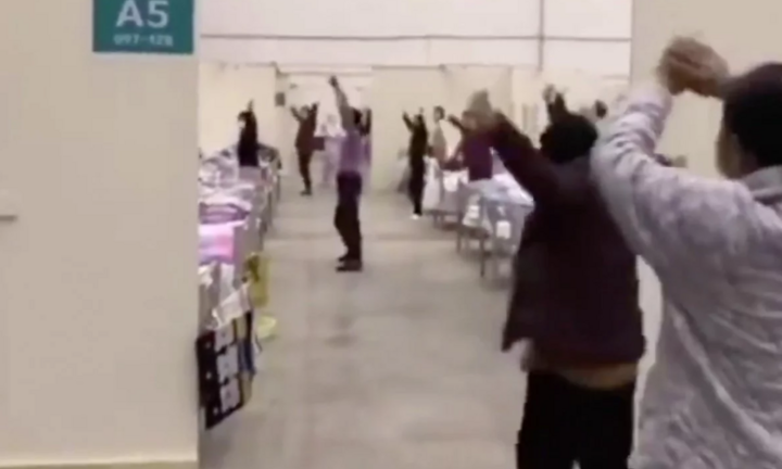 Bệnh nhân nhiễm virus corona ở Vũ Hán nhảy múa tập thể, tự khích lệ tinh thần 